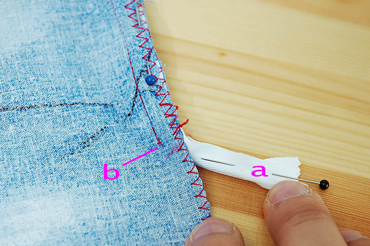 Invisible zipper, fold the seam allowance
