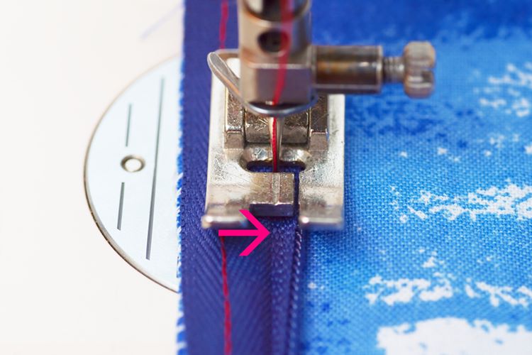 Invisible zipper, place under the presser foot